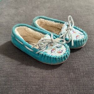 Minnetonka Kids' Teal and White Moccasins